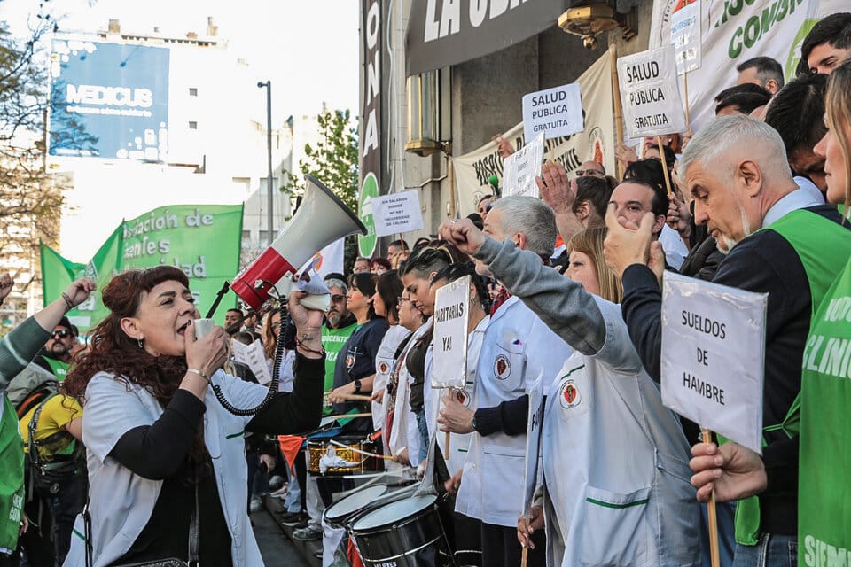 Abrazo al Hospital de Clínicas en defensa de la Universidad y la salud pública