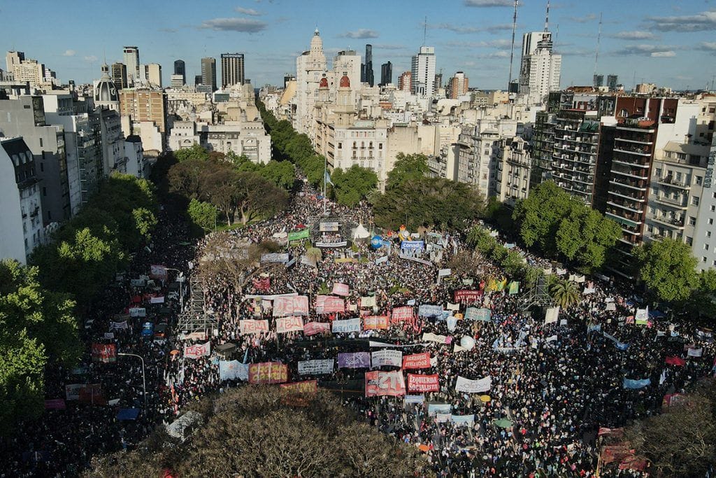 Una multitud en defensa de la educación pública